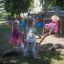 Dzieci bawiące się na huśtawce wagowej Kucyk w parku.
